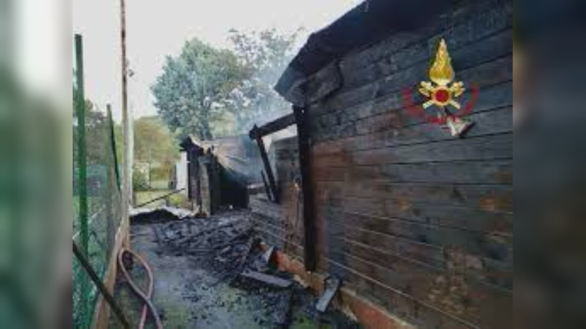 Incendio distugge casetta centro sportivo Panda di Foligno