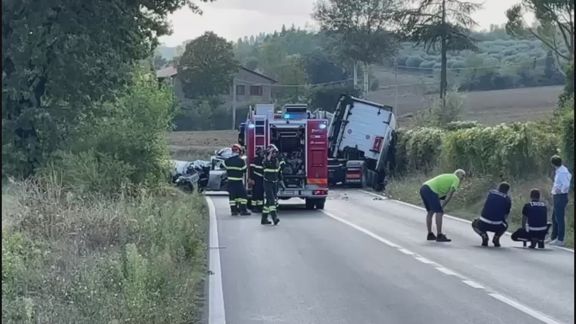 Frontale auto contro camion strada Loggi. Giovane codice rosso