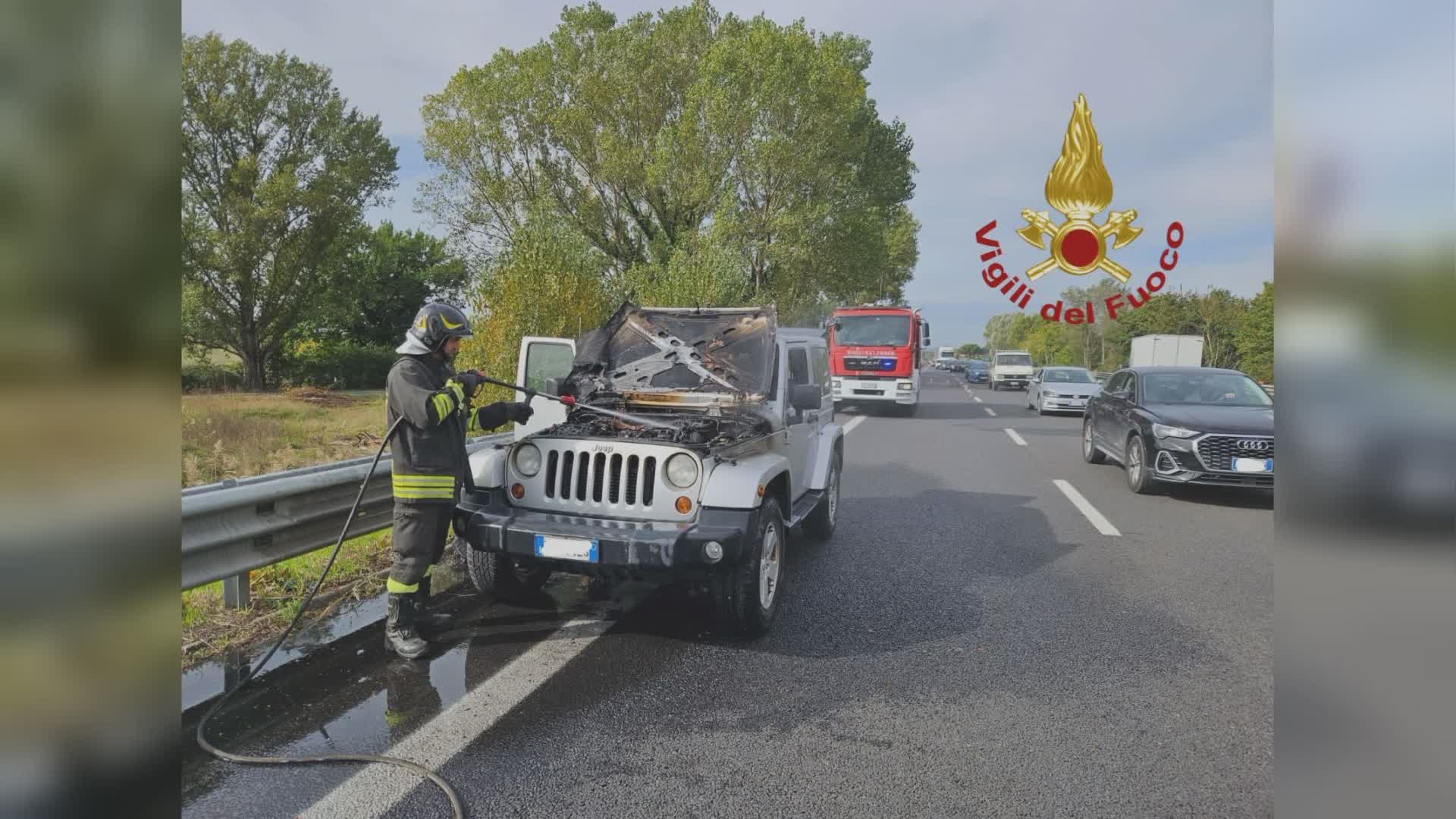 Jeep a fuoco sulla 75 a Rivotorto: intervento dei vigili del fuoco