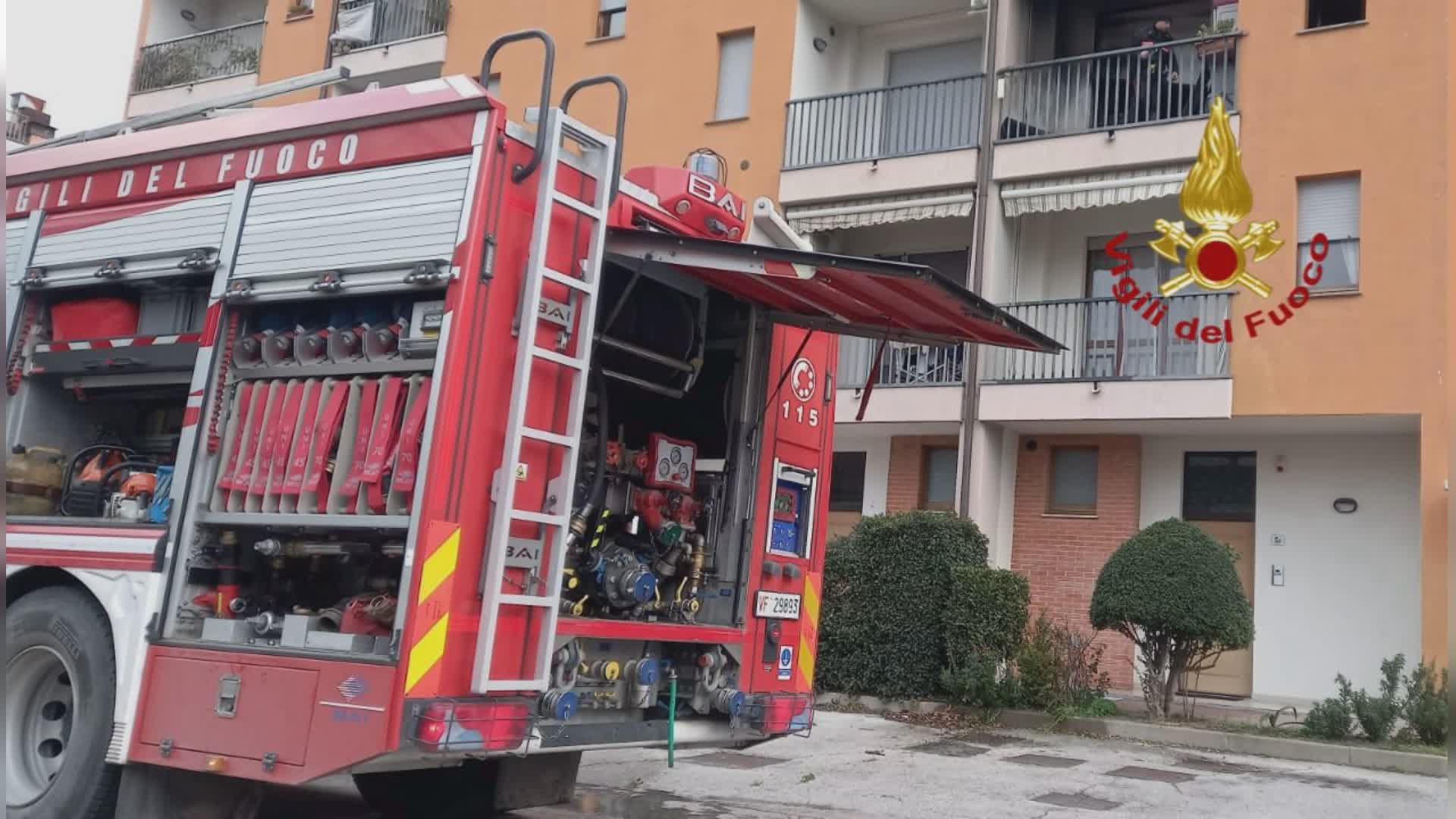 Vigili Fuoco a Riosecco per incendio appartamento. Danni lievi