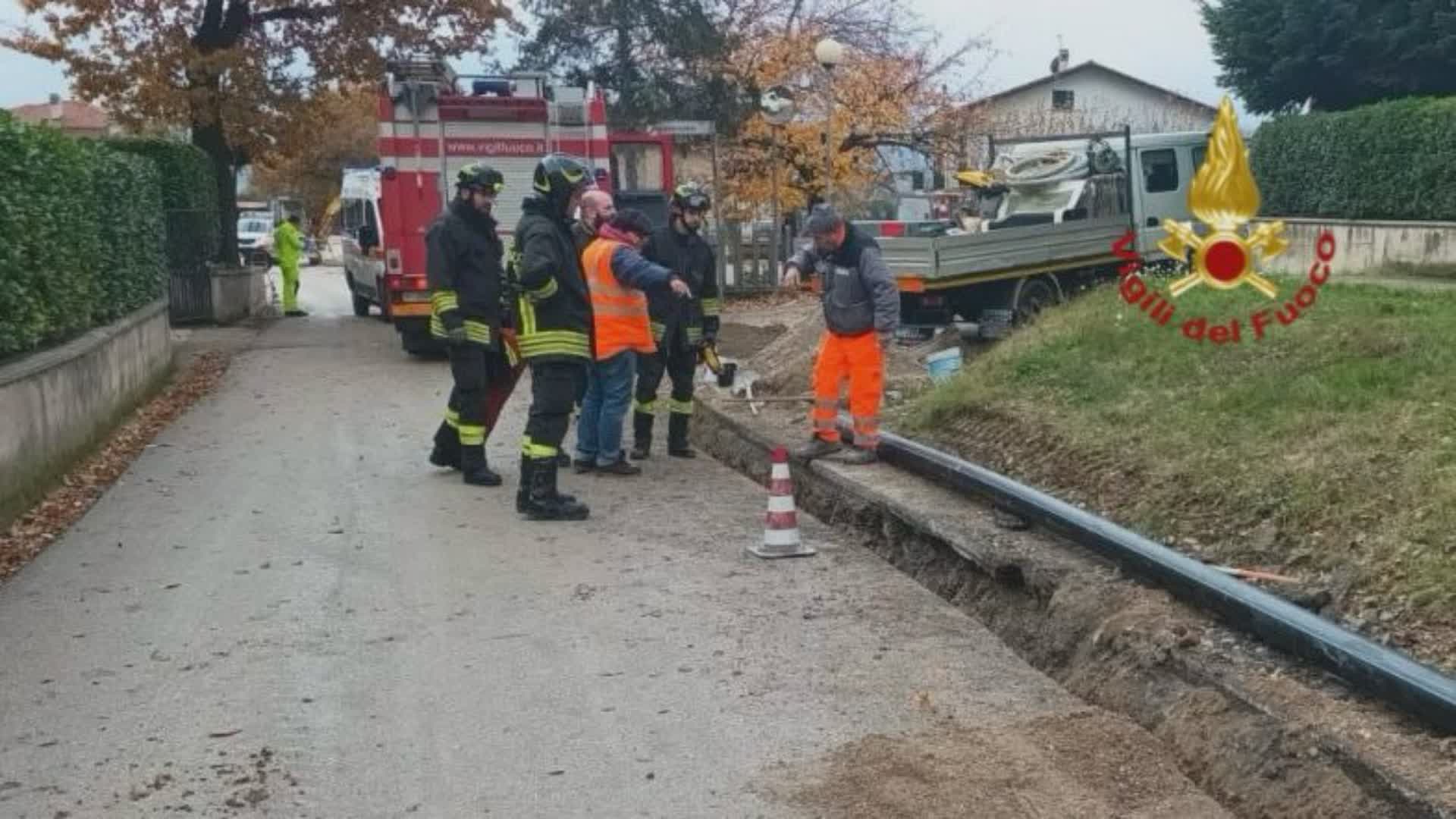 Operaio cade e si ferisce in scavo presso cantiere acquedotto