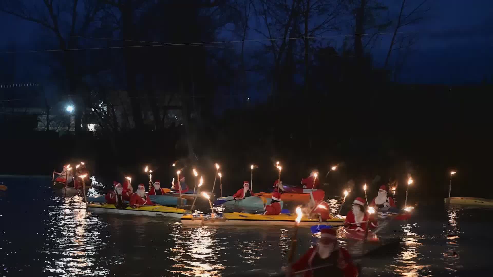 In canoa lungo il fiume Tevere: torna la magia dei Babbi Natale