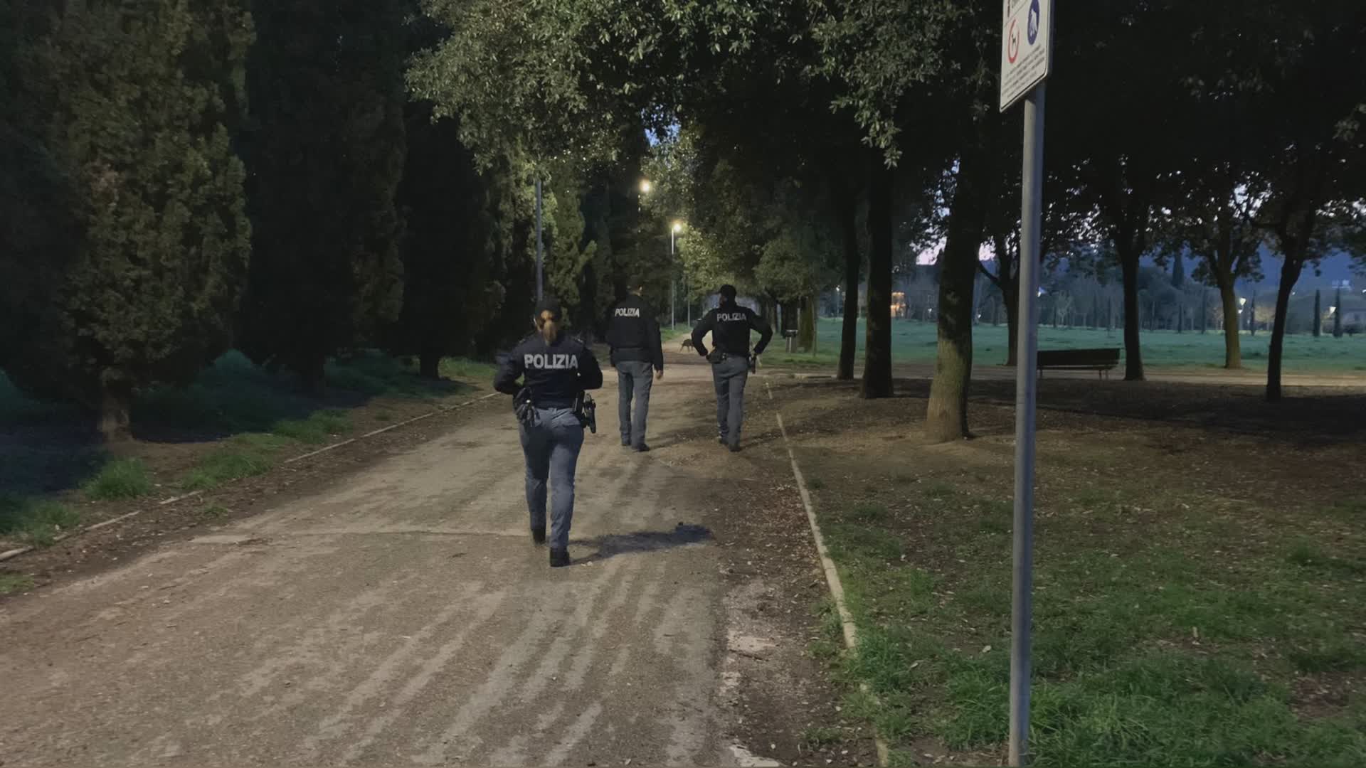 Tenta rapinare una donna e si dà alla fuga. Indagini Polizia