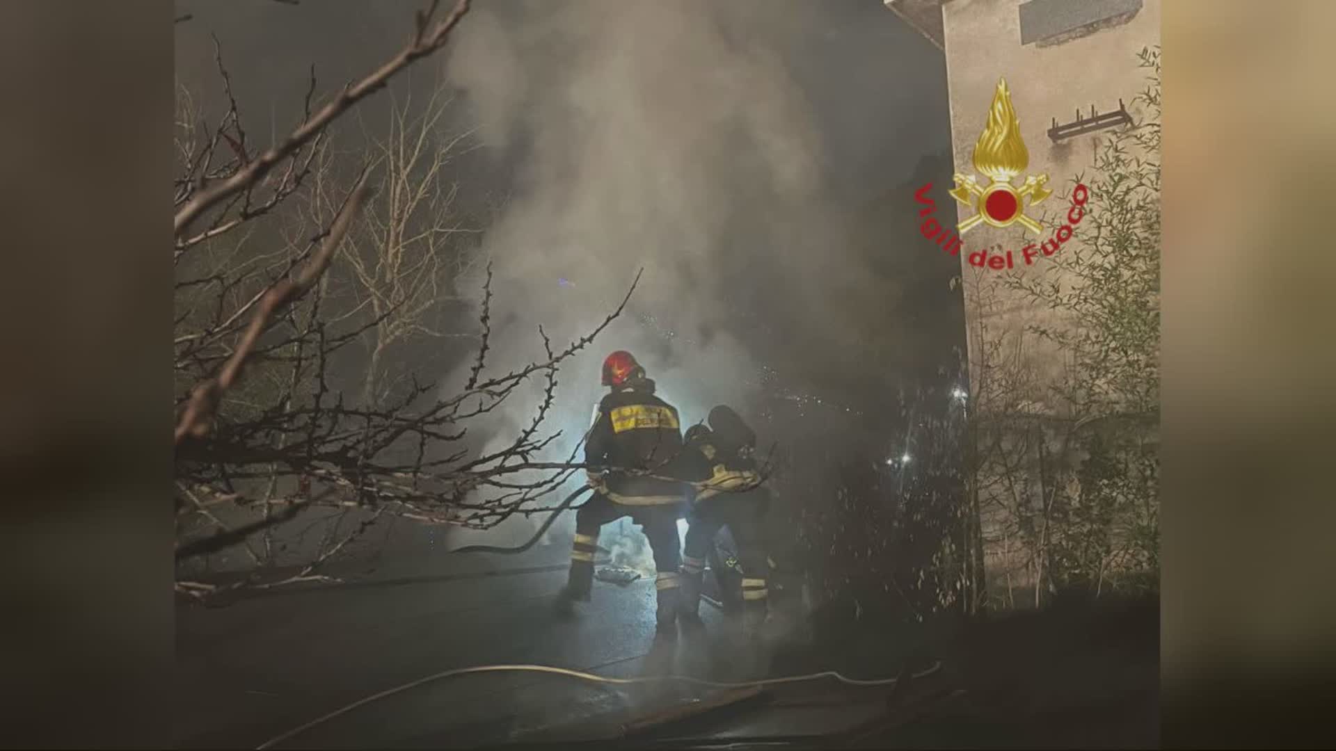 A fuoco casetta in legno, intervento dei vigili del fuoco