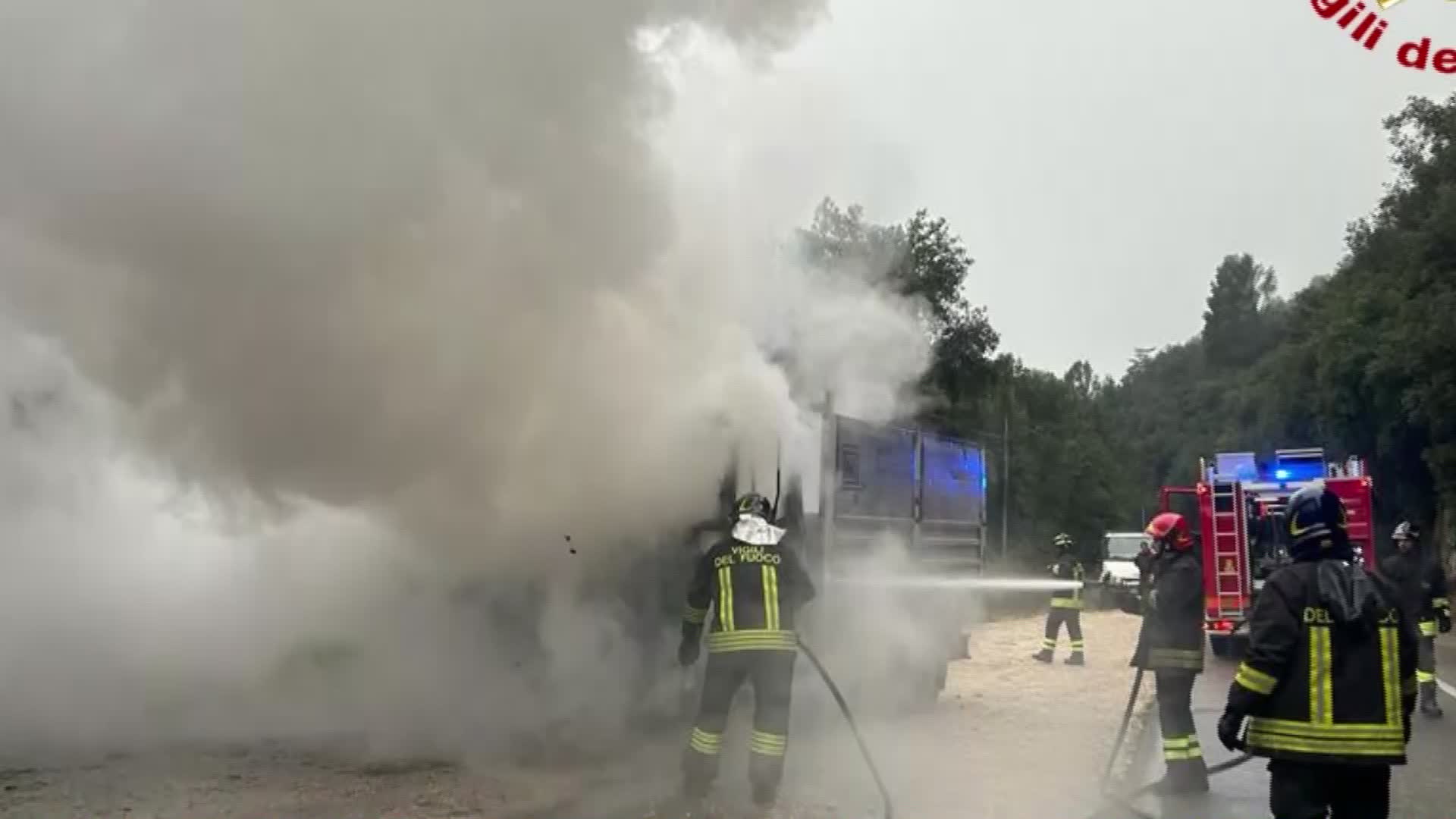 A fuoco autocarro lungo la SP 205, nessun ferito