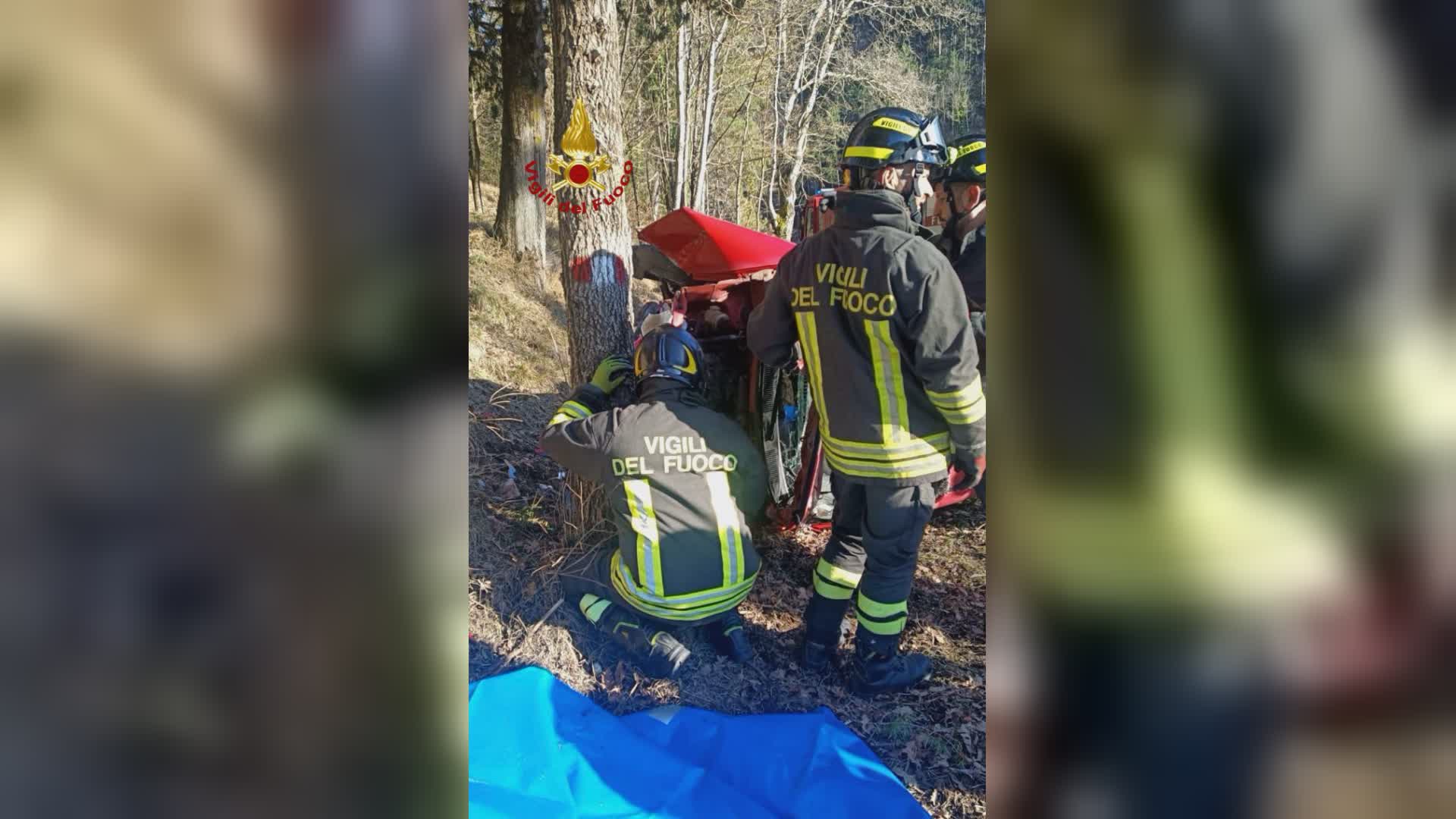 Si ribalta auto su strada Bottaccione, donna ferita