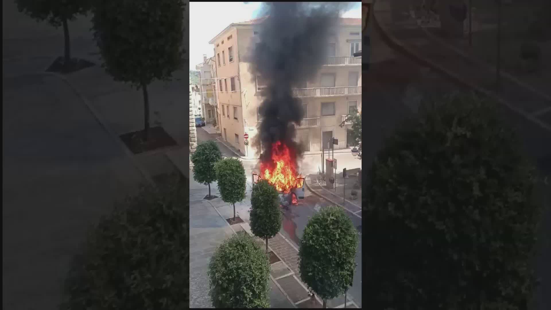 Furgone prende fuoco in pieno centro