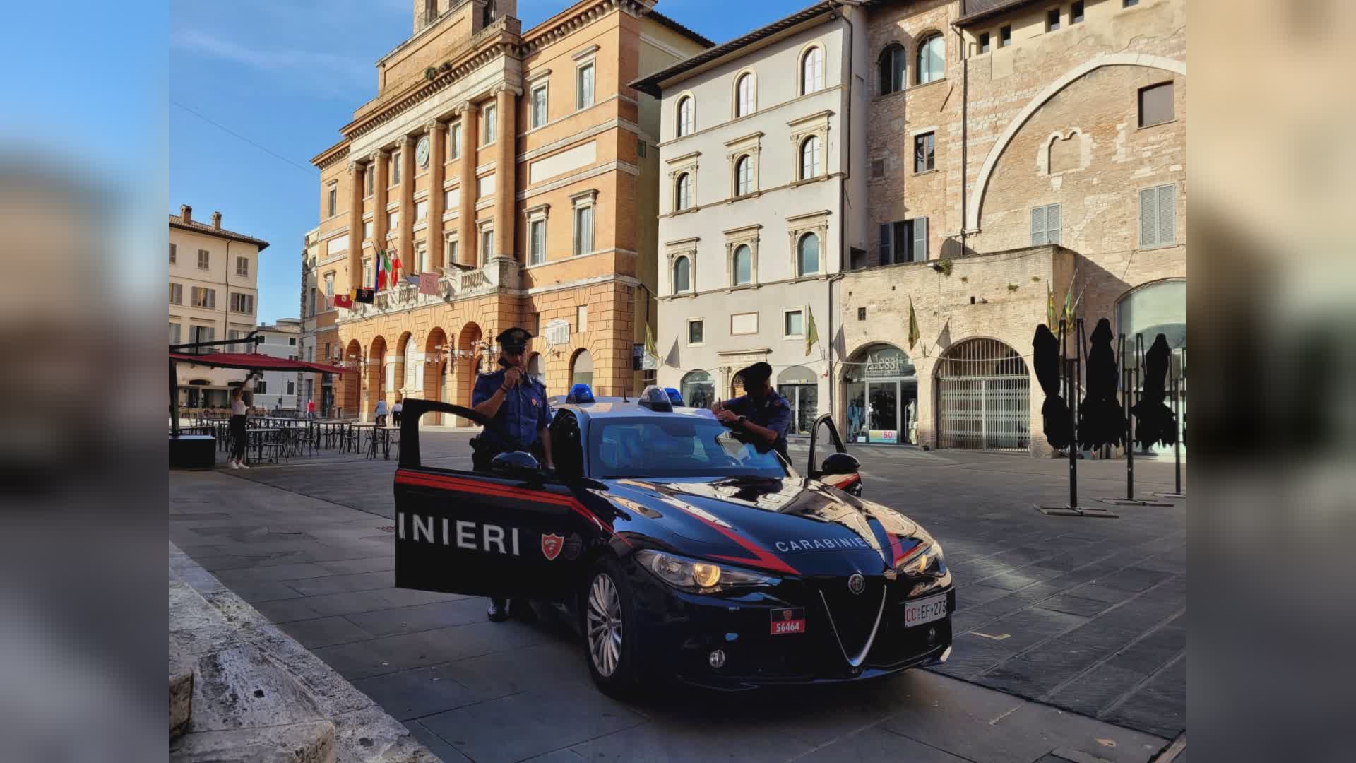 Picchia e minaccia di morte i genitori, arrestato un 25enne