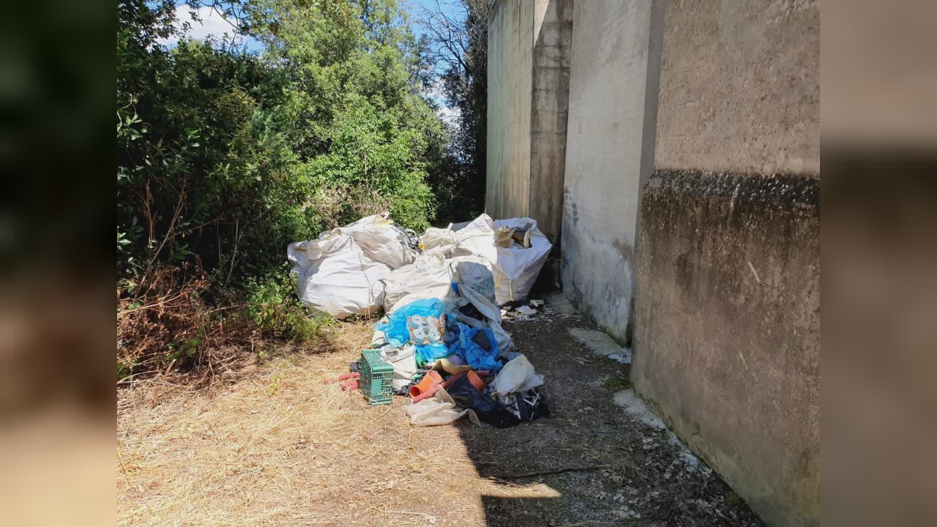 Youtumbria: S. Martino dei Colli, rifiuti nei pressi del cimitero