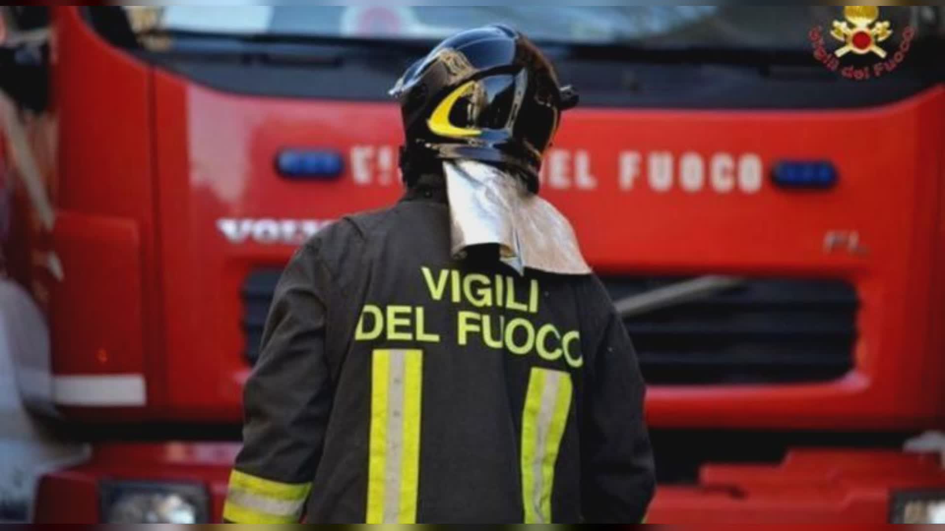 Trattore e macchina distrutti dalle fiamme: intervenuti i VVF