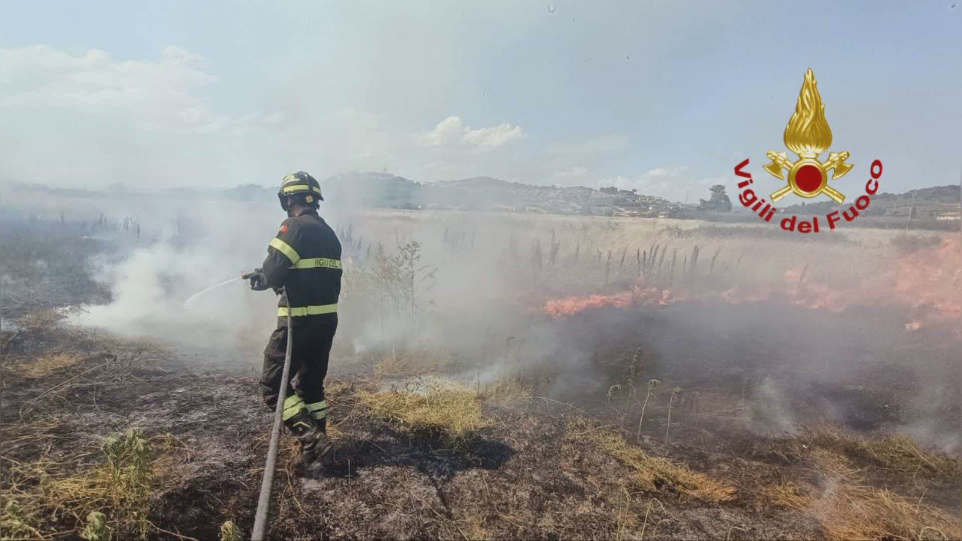 Campi in fiamme a San Savino, intervento dei VVF