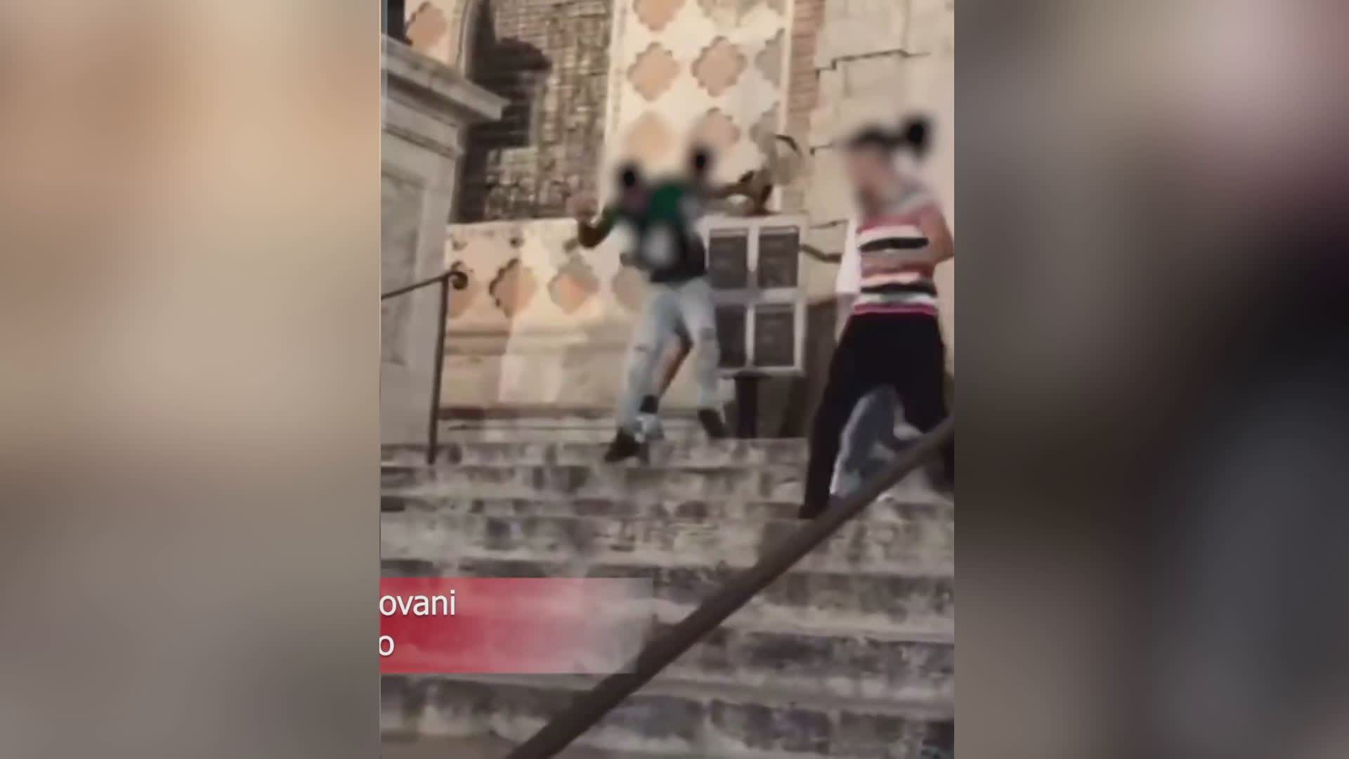 Rissa tra giovani sulle scalette del Duomo