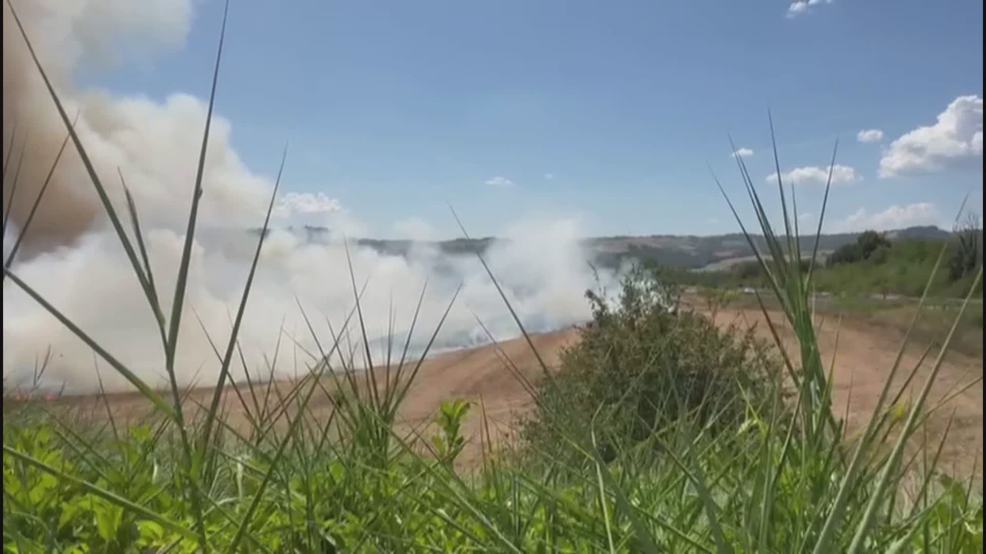 Incendio vicino Collevalenza. Le immagini