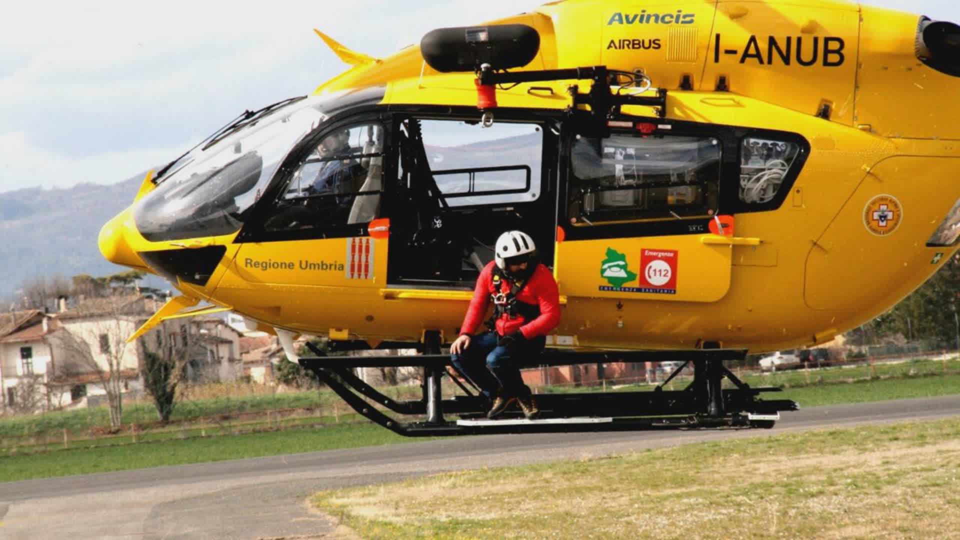 Muore in piscina a 32 anni per un malore