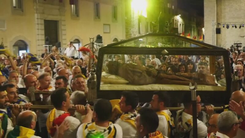 Centinaia di fedeli in processione per VII Centenario Beato Angelo