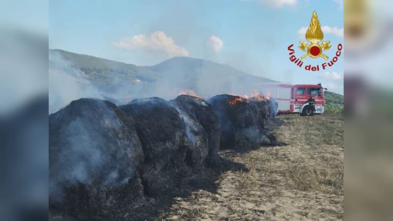 Rotoballe a fuoco in un deposito, intervento dei vigili del fuoco