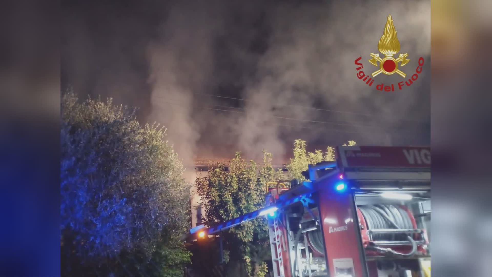 Incendio in una abitazione, evacuate due donne