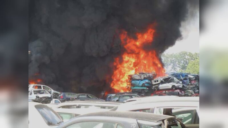 Incendio nel sito di autodemolizione: ancora una colonna di fumo