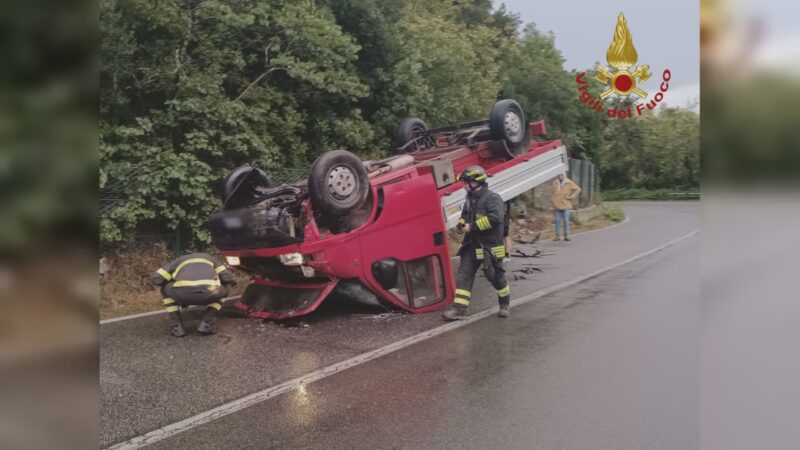 Ducato si ribalta sulla strada per Piediluco: illeso il conducente