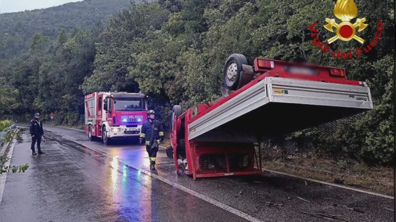 Tir ribaltato lungo la Statale79, illeso il conducente