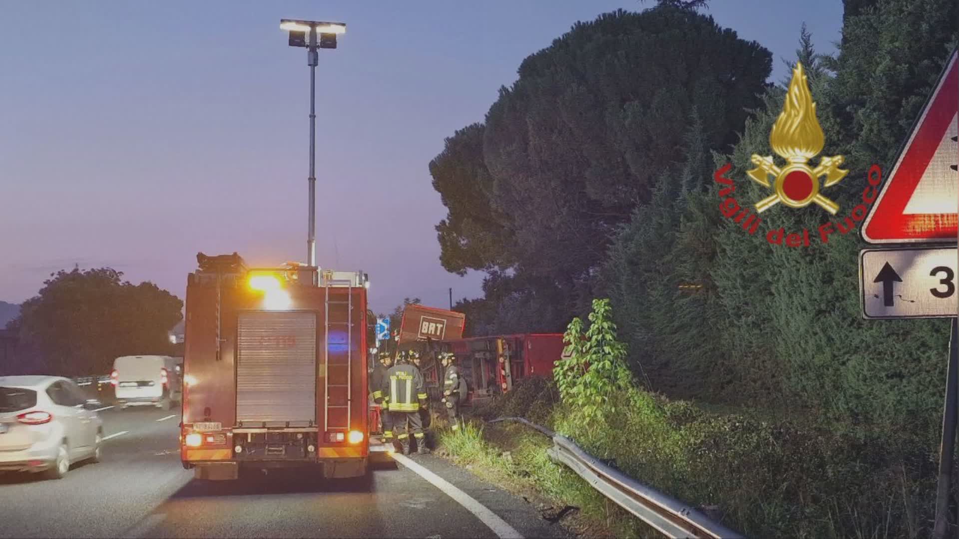 Tir si ribalta all’alba sulla E45 in direzione sud, ingresso Torgiano