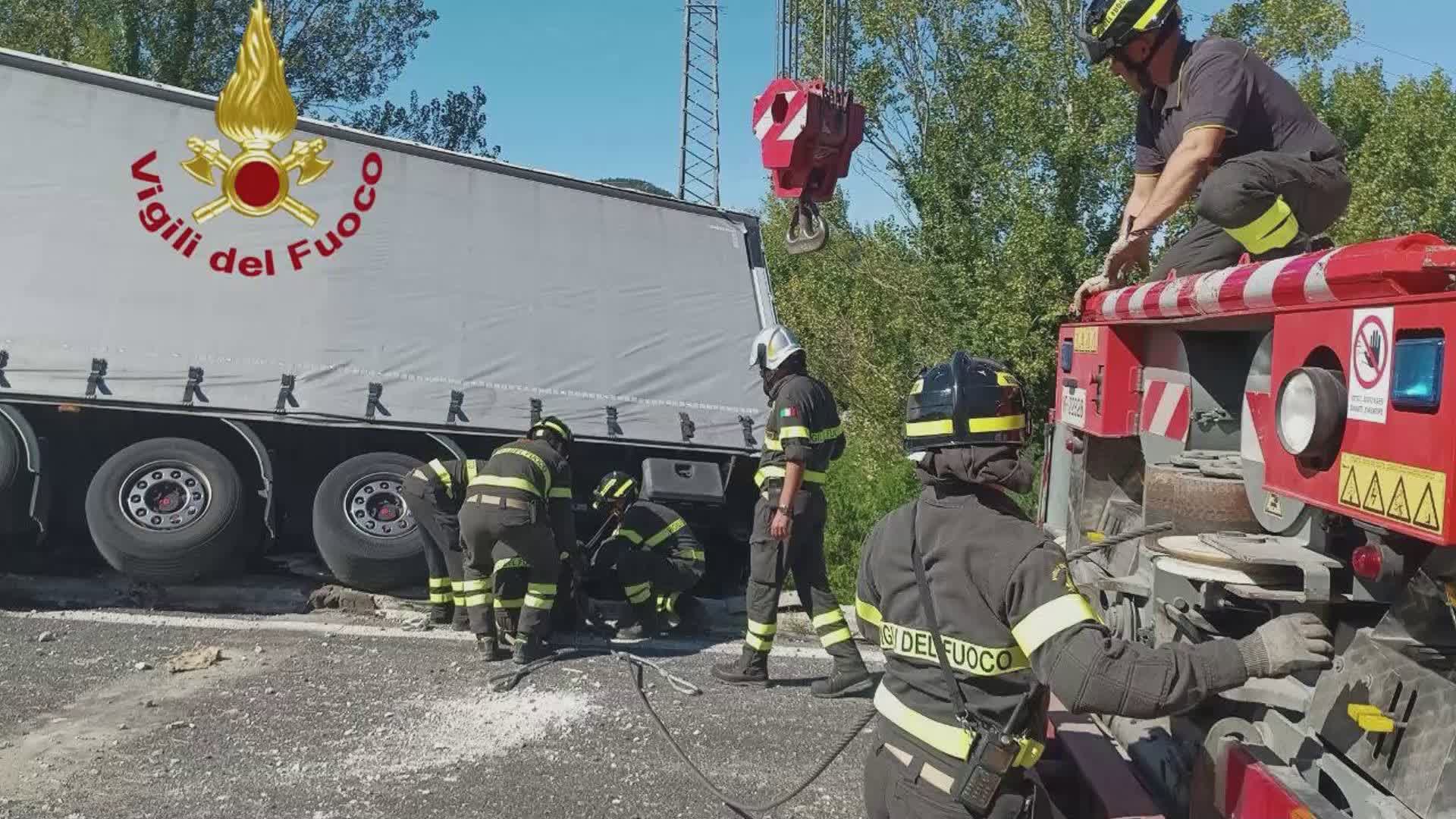 Tir in bilico sul cavalcavia su E45, svincolo Bosco. Autista illeso