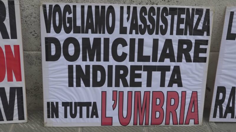 Famiglie dei disabili e associazioni scese in piazza: “Ascoltateci”