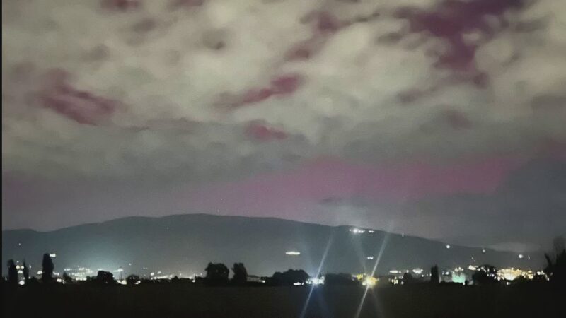 Sar, spettacolo simile all’aurora boreale ieri sul cielo dell’Umbria