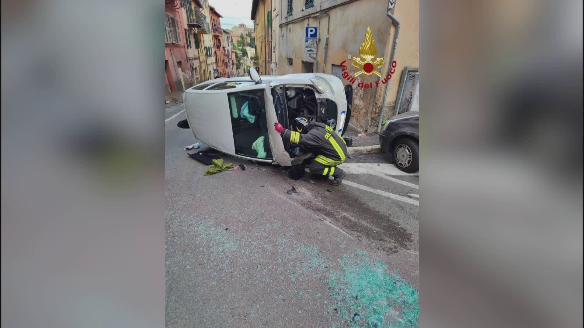 Anche oggi un’auto sbanda e finisce sotto. Ferita una donna