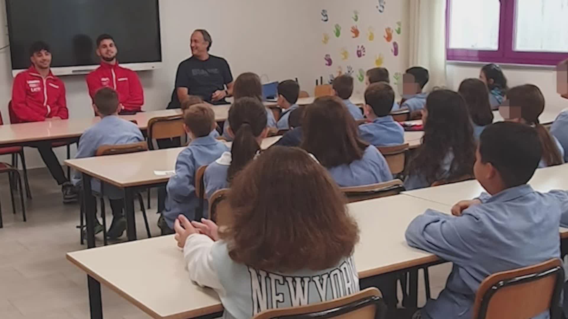 I giocatori del Gubbio in visita alla scuola di Semonte