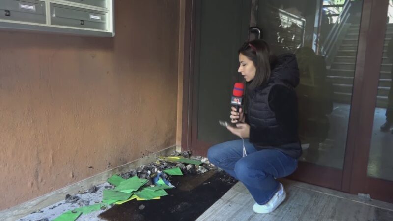 Bomba carta nell’androne di un palazzo a Ferro di Cavallo