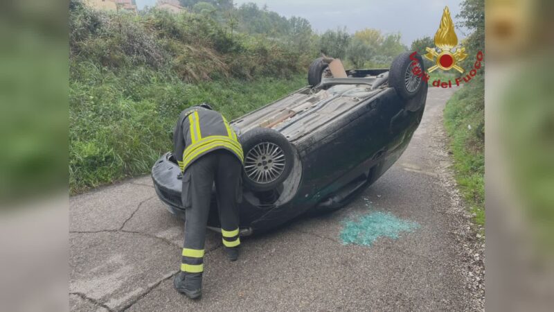 Si ribalta con l’auto in via Venatore, soccorsa dai vigili del fuoco