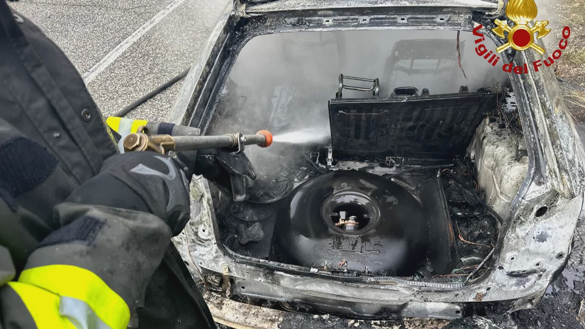 Fumo dall’auto a Gpl, pompieri scongiurano esplosione