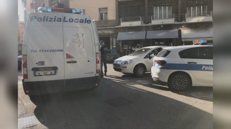 Bambino investito fuori scuola, bacino fratturato e trauma cranico