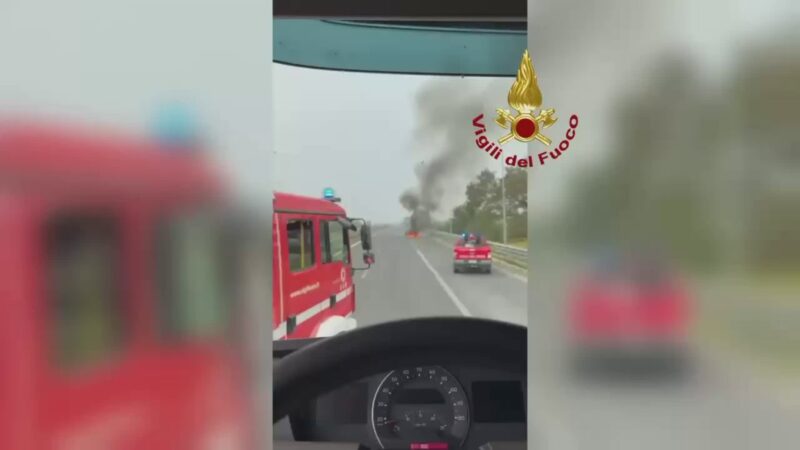 Auto si incendia, traffico in tilt