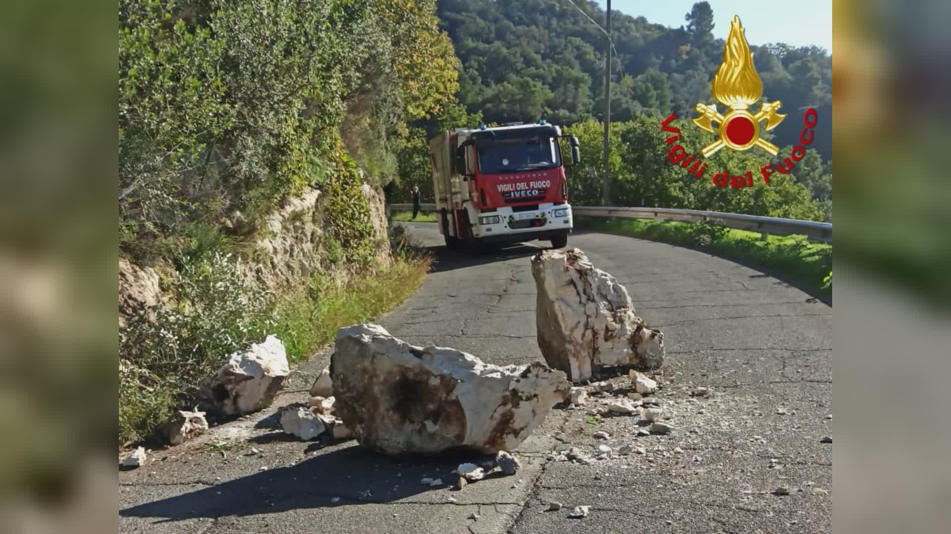 Tragedia sfiorata, grosso masso si stacca e cade su strada verso Cesi