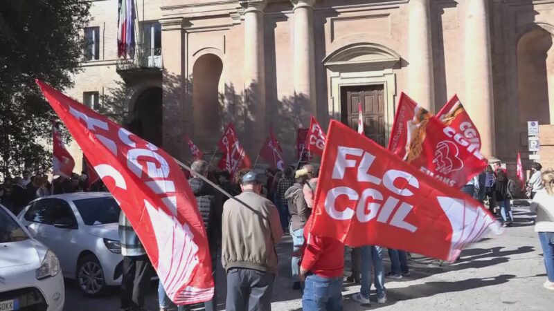 Sciopero della scuola, insegnanti e studenti in piazza