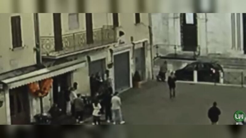 Notte di violenza e vandalismo in pieno centro: e c’è un video privato