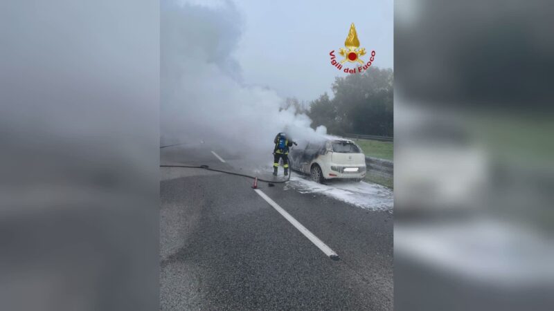 Auto in fiamme in galleria, ma l’autista riesce a portarla fuori