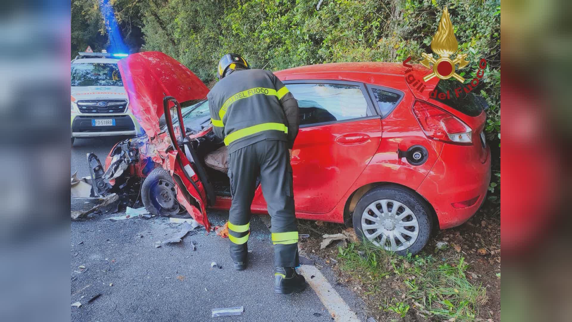 Scontro frontale tra due automobilisti, estratti e affidati a cure 118