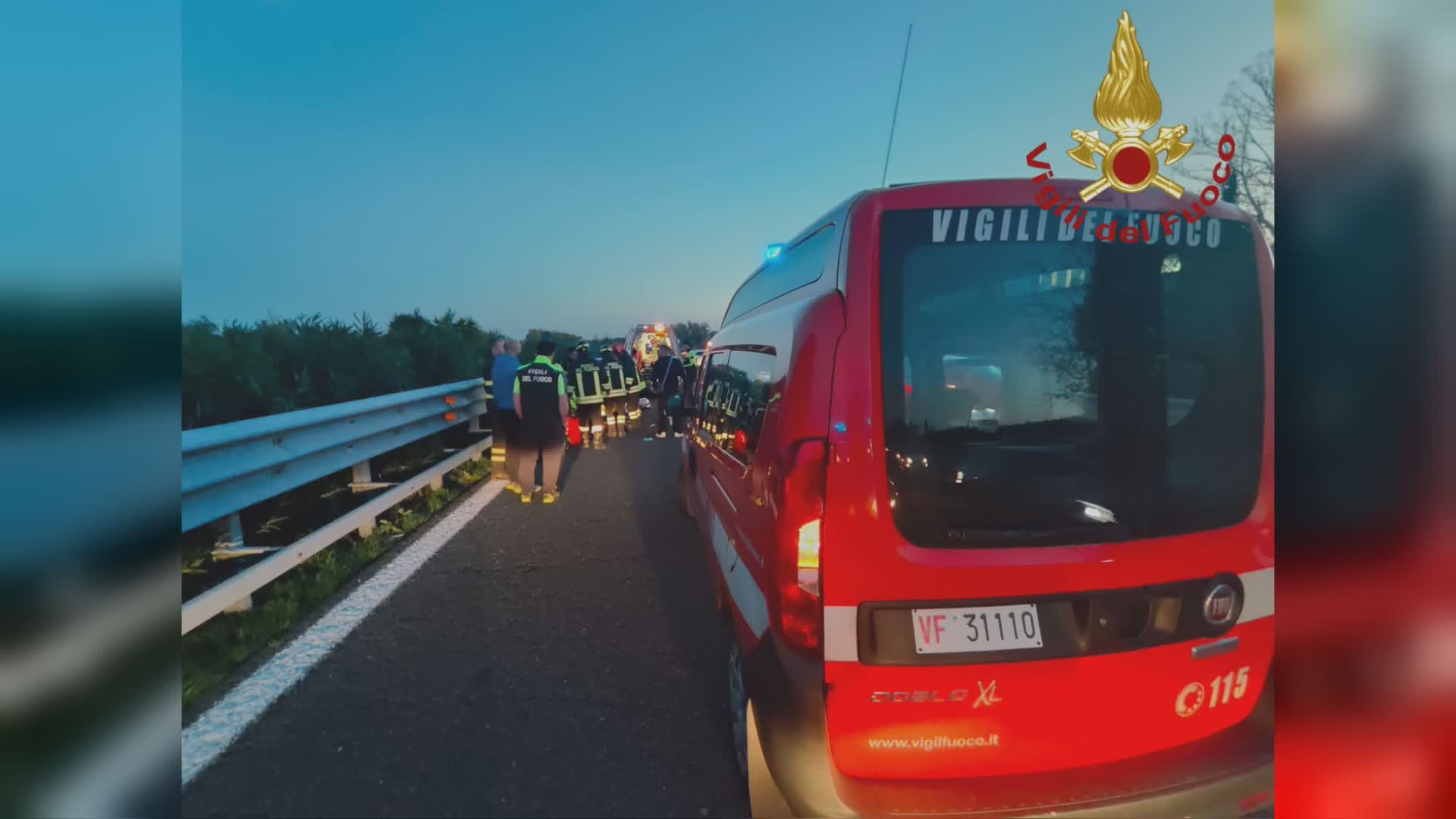 Con la moto contro un’auto: due motociclisti in ospedale. A1 bloccata