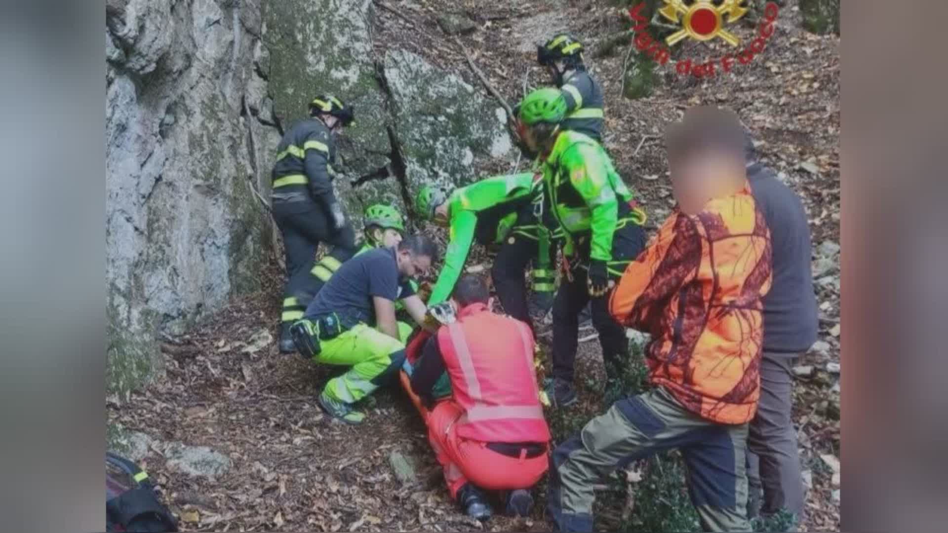 Cacciatore cade in un dirupo, salvato da Sasu e vigili del fuoco