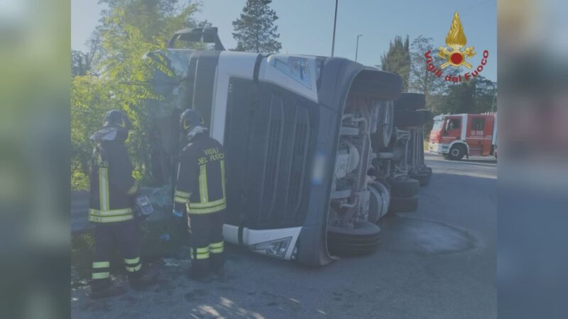 Tir si ribalta, carburante in strada: chiuso lo svincolo per Orte