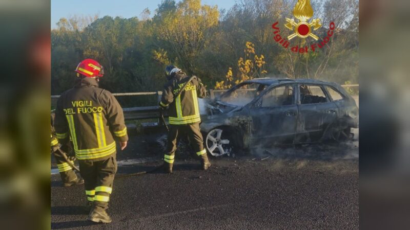 Auto prende fuoco lungo la E45, intervengono i pompieri