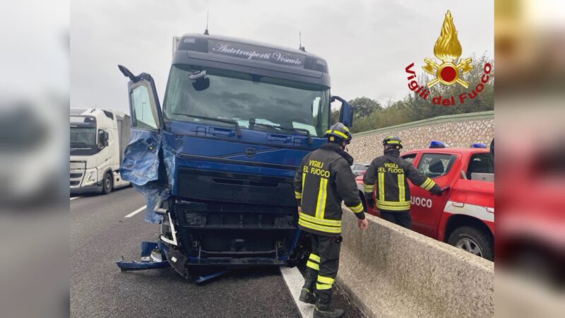 Autocarro si scontra con il guard rail sulla Terni-Orte