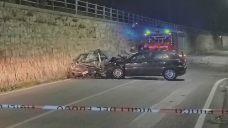 Perde il controllo dell’auto e sbatte contro un’altra: morta 30enne