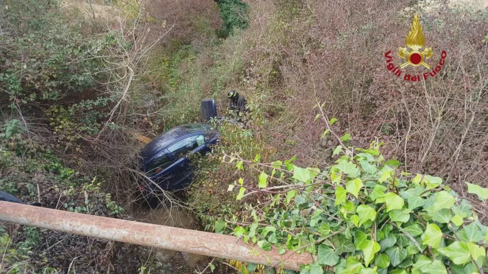 Auto nel canale sulla SR220, conducente estratto dai vigili del fuoco