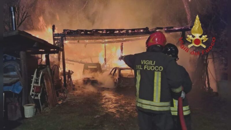 Incendio in azienda agricola, nessuna persona e animali coinvolti