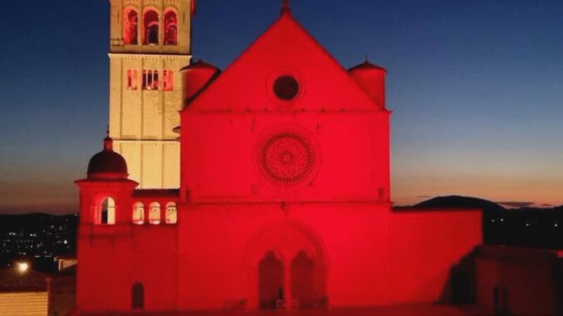 Basilica S. Francesco illuminata di rosso per Giornata Dono