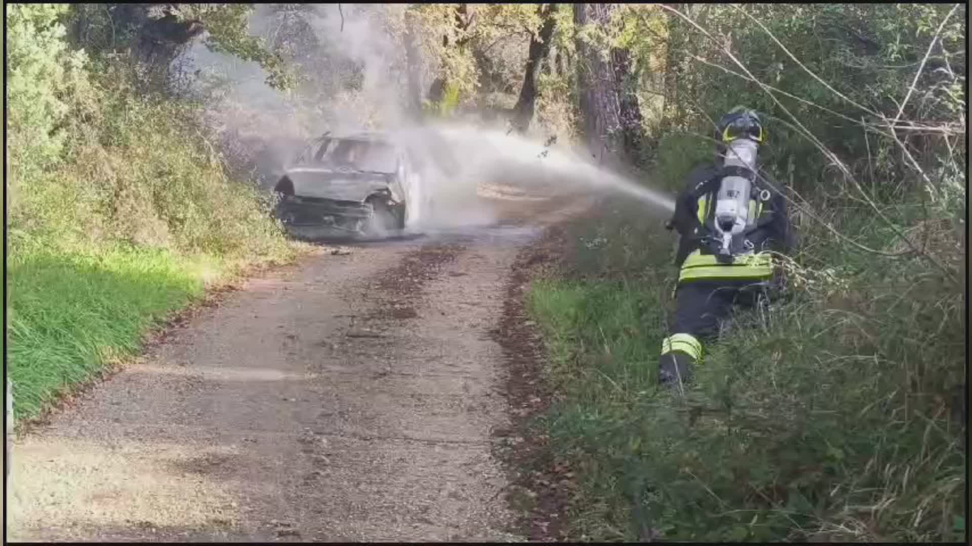 Incendio distrugge auto a Gpl, illesa la conducente